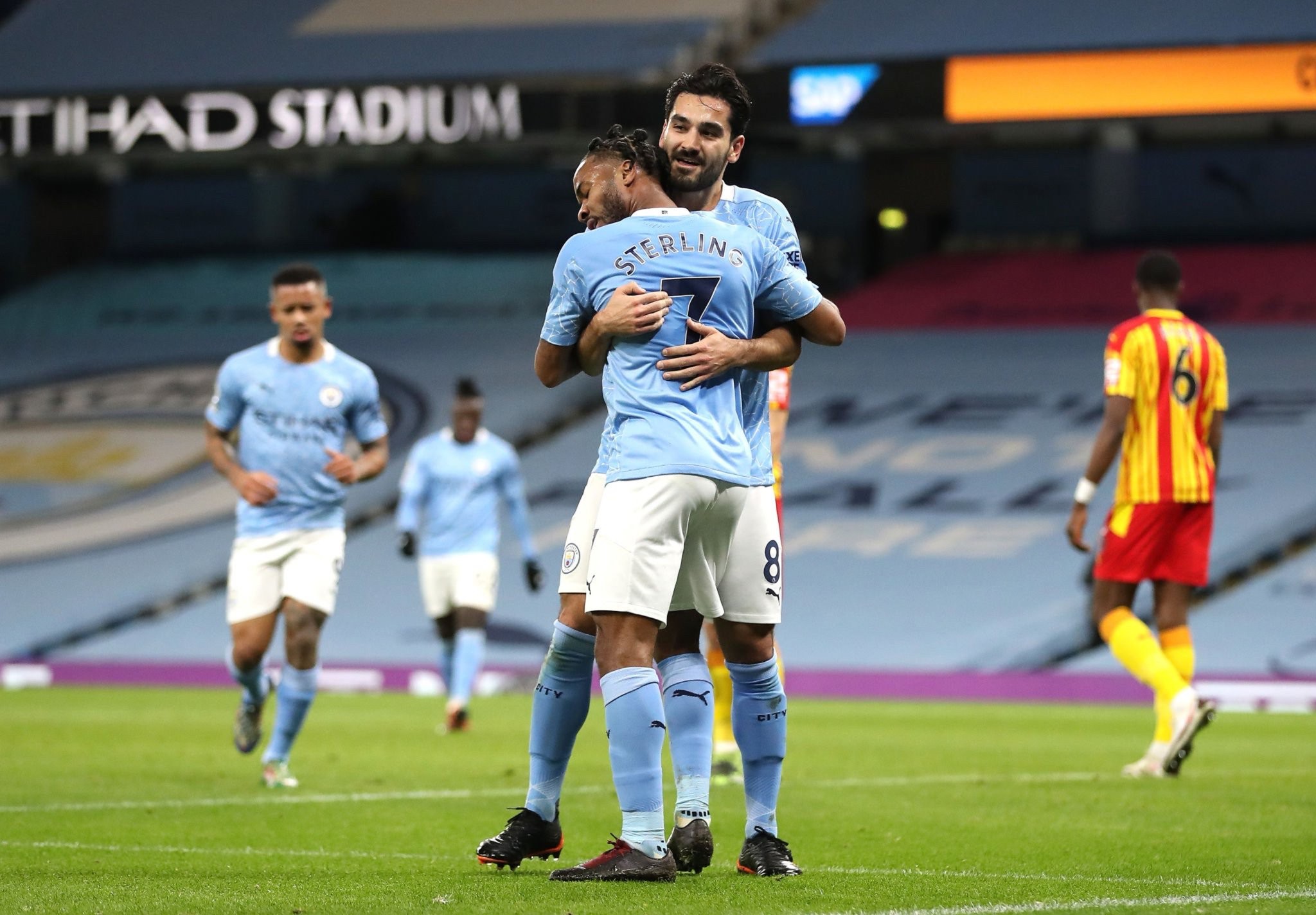 中展现出强 中展现出强